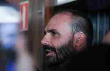  Moraes vota para condenar Eduardo Bolsonaro por difamação 